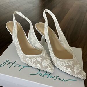 Betsy Johnson Nikki Ivory Heels 7.5